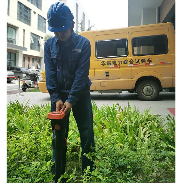 R30 Underground Cable & Pipeline Locator