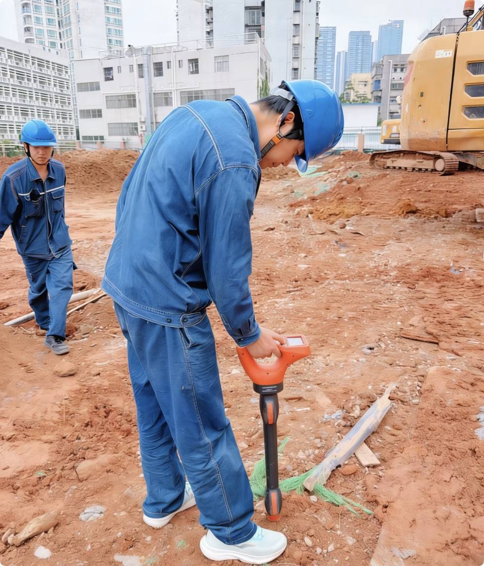 R30 Underground Cable & Pipeline Locator